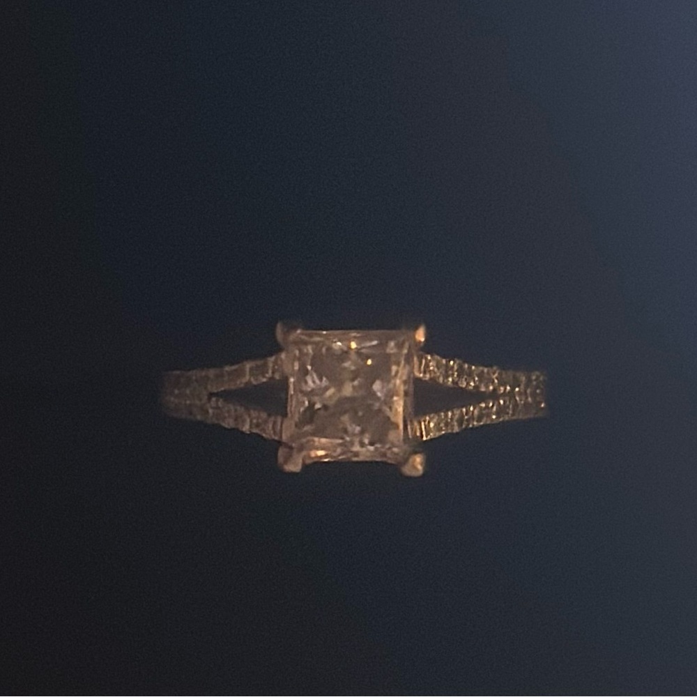 Princess cut diamond engagement ring